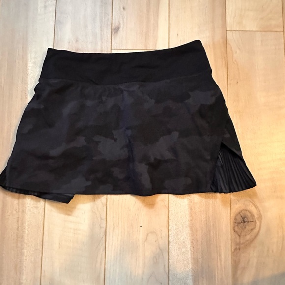 Lululemon Play Off The Pleats Mid Rise Skirt size 4 Camo Deep Coal Multi / Black - Picture 4 of 4